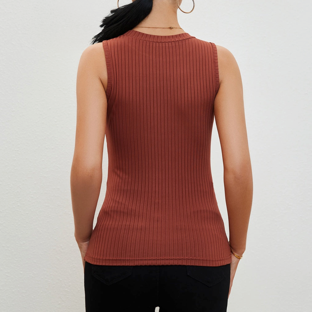 Top sin mangas acanalado con cuello alto