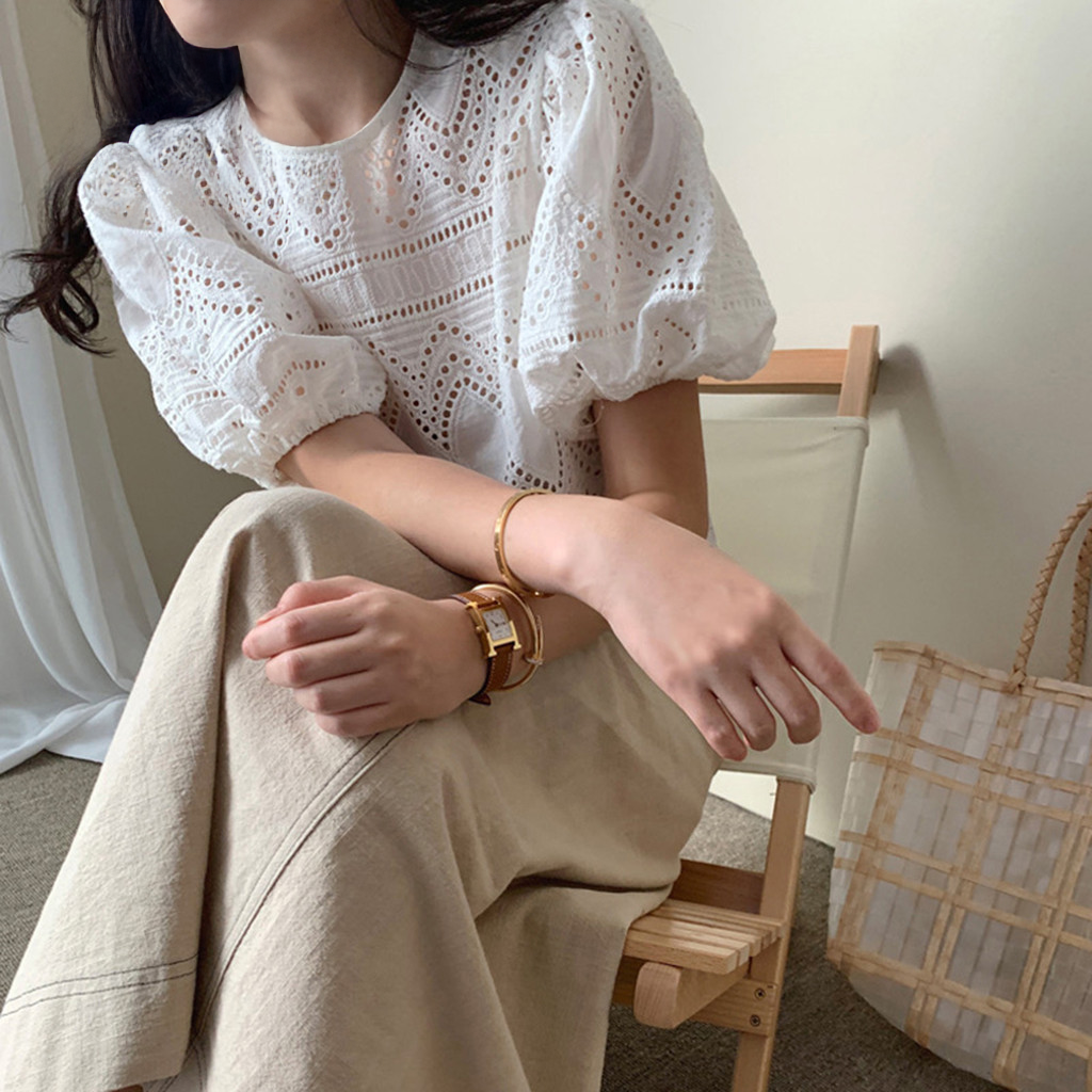 Blusa Casual Blanca con Mangas Abullonadas y Bordado Calado