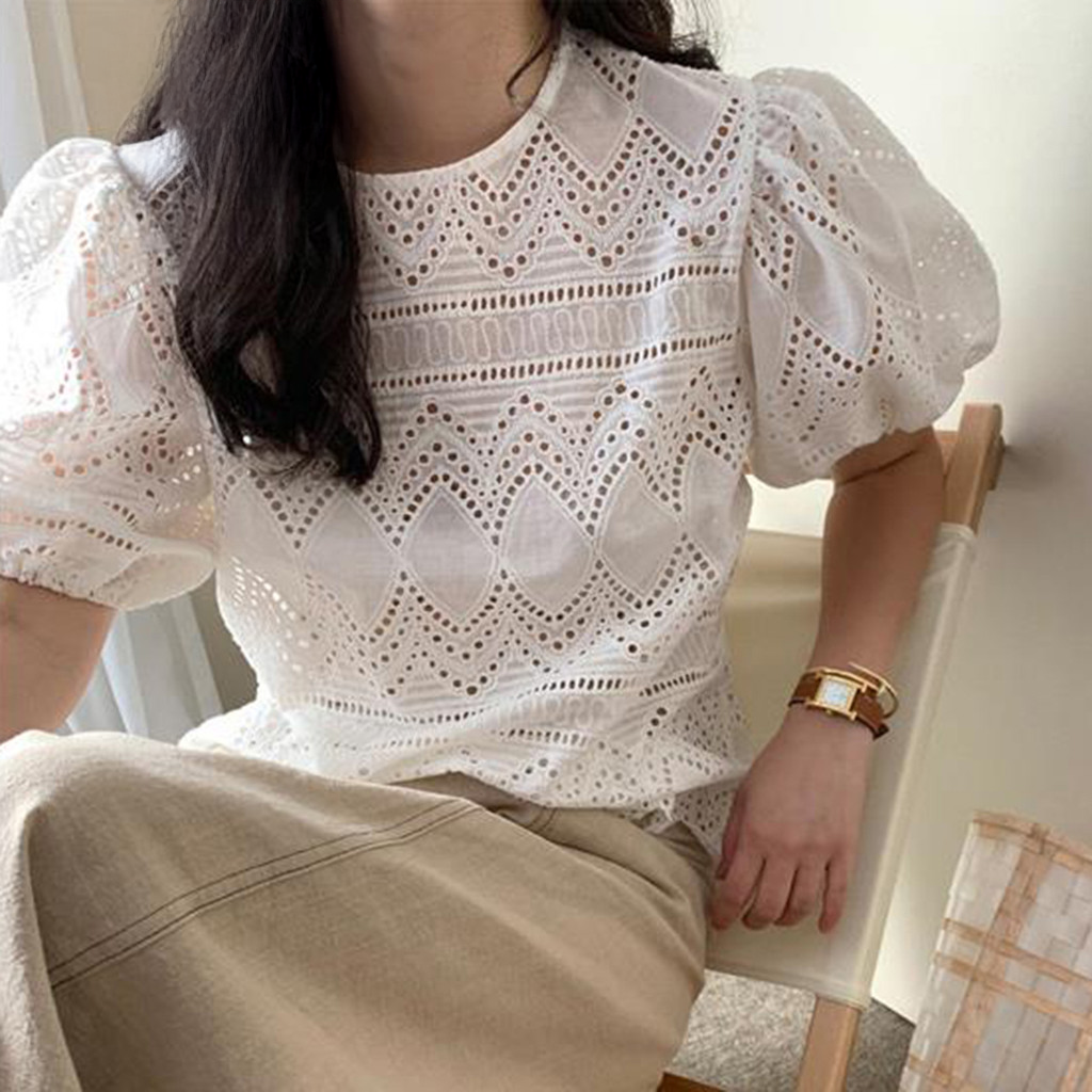 Blusa Casual Blanca con Mangas Abullonadas y Bordado Calado
