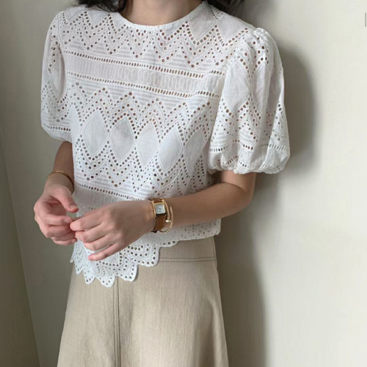 Blusa Casual Blanca con Mangas Abullonadas y Bordado Calado